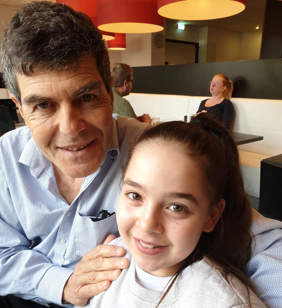 Инбар с дедушкой, д-ром Рами Давидом. Фото: частный архив