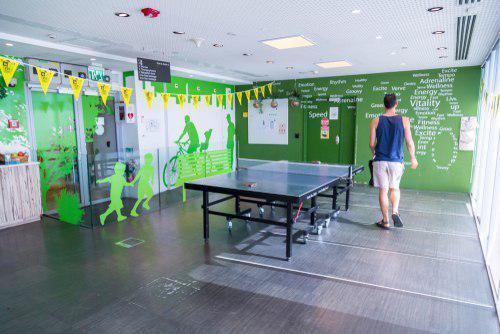 Офис Google в Тель-Авиве: местечко для отдыха, одежда - соответствующая. Фото: ColorMaker, shutterstock (Офис Google в Тель-Авиве. Фото: ColorMaker, shutterstock) Офис Google в Тель-Авиве: местечко для отдыха, одежда - соответствующая. Фото: ColorMaker, shutterstock