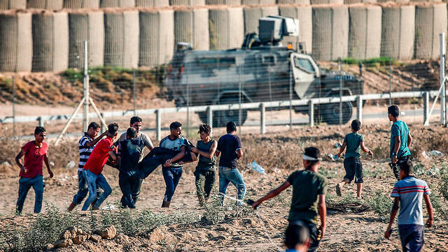 Palestinians clash with IDF troops along the Israel-Gaza border Friday (Photo: AFP)