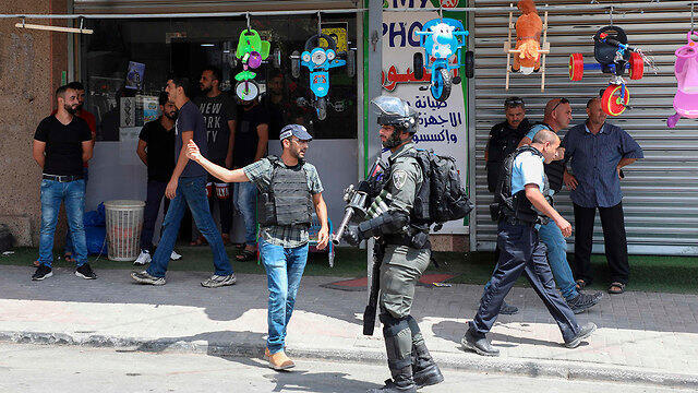 Службы безопасности Израиля в деревне Аззун. Фото: AFP (צילום: AFP) Службы безопасности Израиля в деревне Аззун. Фото: AFP