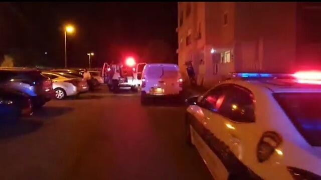 Полиция и парамедики на месте убийства в Беэр-Шеве. Фото: оперативная съемка МАДА