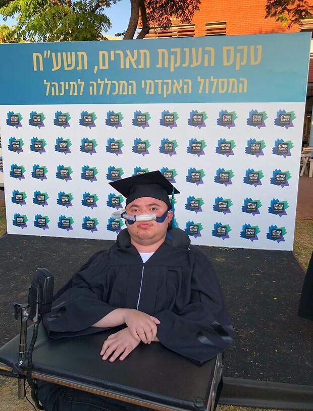 Несмотря на болезнь, Саги учится на академическую степень. Фото: личный архив