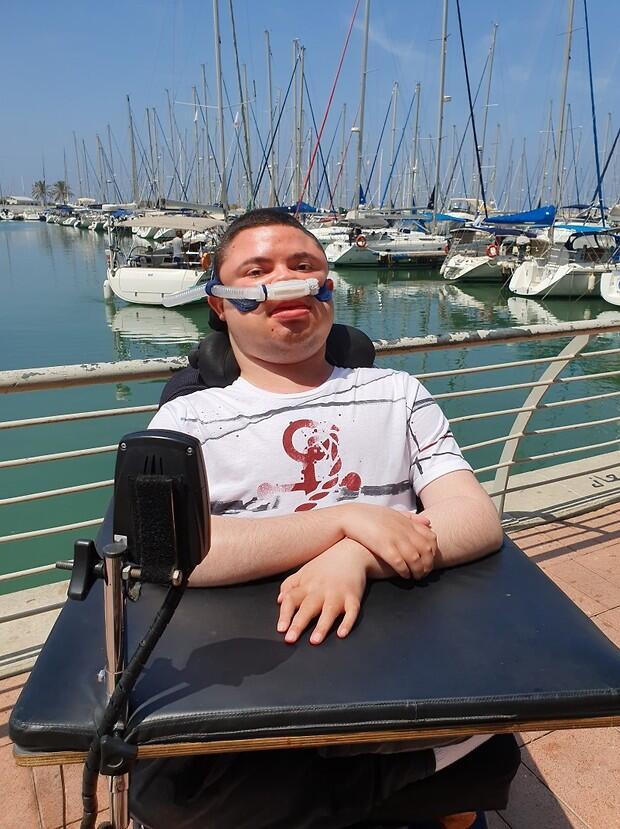 Саги ведет активную жизнь с помощью стопы, сохранившей подвижность. Фото: личный архив