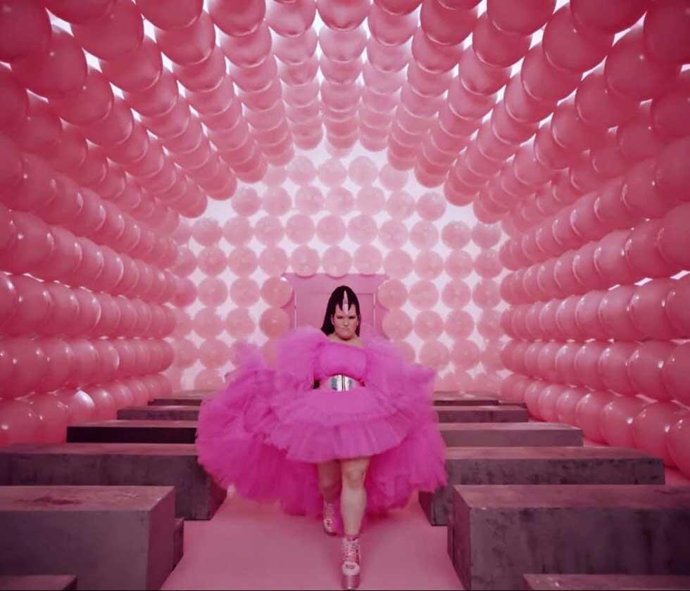 Нета Барзилай в платье от Карин Василюк в клипе "Баса-сабаба". Фото: снимок с экрана (Фото: снимок с экрана) Нета Барзилай в платье от Карин Василюк в клипе "Баса-сабаба". Фото: снимок с экрана