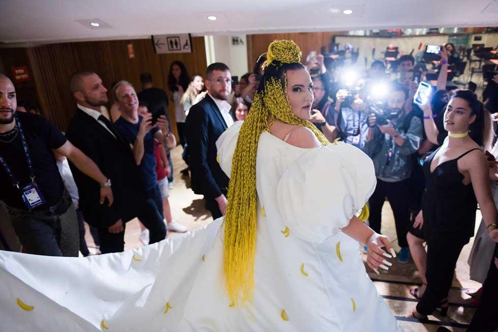 Нета в восторге от нарядов, созданных Карин. Фото: Леви Эран (Фото: Леви Эран) Нета в восторге от нарядов, созданных Карин. Фото: Леви Эран