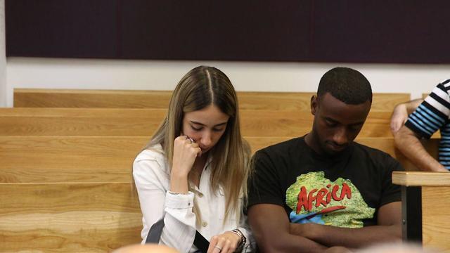 Ицхак Асефа (справа) в окружном суде Тель-Авива, 10 сентября. Фото: Моти Кимхи (צילום: מוטי קמחי) Ицхак Асефа (справа) в окружном суде Тель-Авива, 10 сентября. Фото: Моти Кимхи