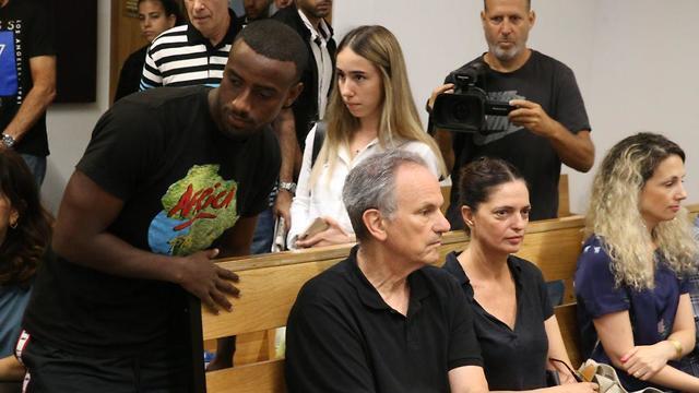 Ицхак Асефа и родители Ари Нешера в суде. Фото: Моти Кимхи (צילום: מוטי קמחי) Ицхак Асефа и родители Ари Нешера в суде. Фото: Моти Кимхи