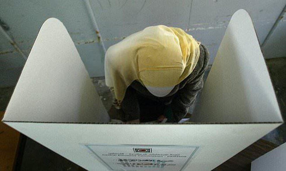 A voter casts her ballot in the 2006 Palestinian Authority election in the West Bank (Photo: AFP) בחירות ברשות הפלסטינית בשנת 2006