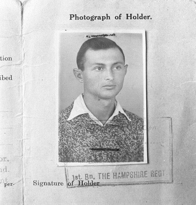 Фотография на паспорт до ранения. Фоторепродукция: Давид Рубингер (Фотография на паспорт до ранения. Фоторепродукция: Давид Рубингер) Фотография на паспорт до ранения. Фоторепродукция: Давид Рубингер