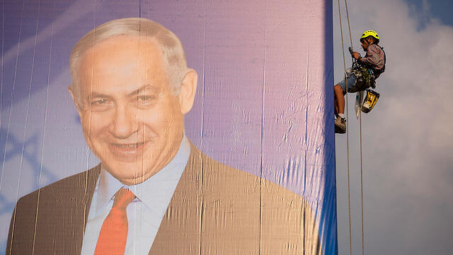 Netanyahu's election billboard being put up in Tel Aviv