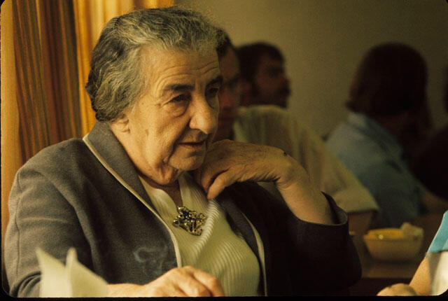 Голда Меир. Фото: Давид Рубингер (Голда в столовой кибуца Ревивим. Фото: Давид Рубингер) Голда Меир. Фото: Давид Рубингер