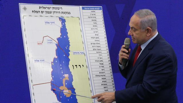 Нетаниягу представляет план аннексии. Фото: Моти Кимхи (צילום: מוטי קמחי) Нетаниягу представляет план аннексии. Фото: Моти Кимхи