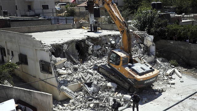 Israeli authorities demolish a Palestinian owned house in east Jerusalem, Wednesday, Aug. 21, 2019 (Photo: AP) Israeli authorities demolish a Palestinian owned house in east Jerusalem, Wednesday, Aug. 21, 2019