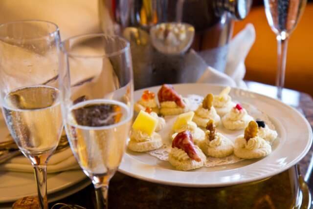 Игристое вино подойдет ко всем блюдам. Фото: shutterstock