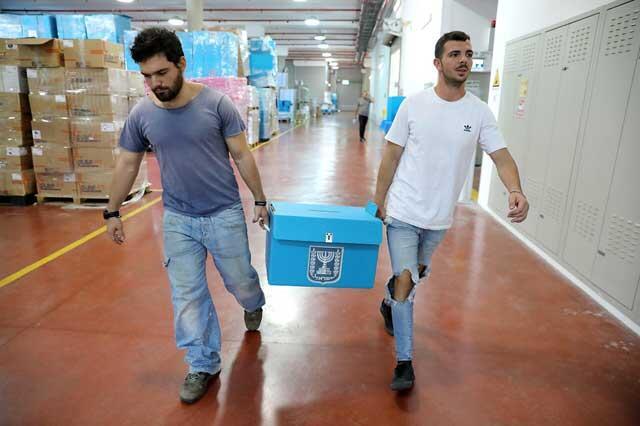 Последние приготовления перед выборами: ящики с отпечатанными избирательными бюллетенями. Фото: EPA (Последние приготовления перед выборами: ящики с отпечатанными избирательными бюллетенями. Фото: EP) Последние приготовления перед выборами: ящики с отпечатанными избирательными бюллетенями. Фото: EPA