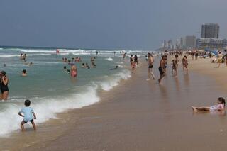 מנצלים את ימי הקיץ האחרונים בחוף ראשון לציון