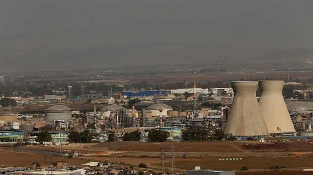 Заводы Хайфского залива, работающие с горючими веществами. Фото: Эльад Гершгорн