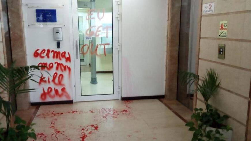Граффити у входа в офис ЕС, 2019 год 