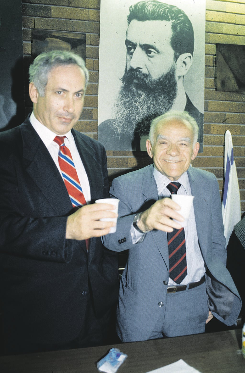 Benjamin Netanyahu alongside Yitzhak Shamir in the 1990s (Photo: Meir Partush) יצחק שמיר יחד עם בנימין נתניהו