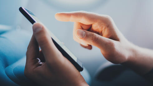 אילוס אילוסטרציה שיחת טלפון 