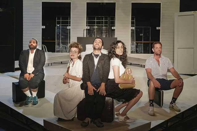 Сцена из спектакля "Холостяки и холостячки". Фото: Даниэль Файнберг