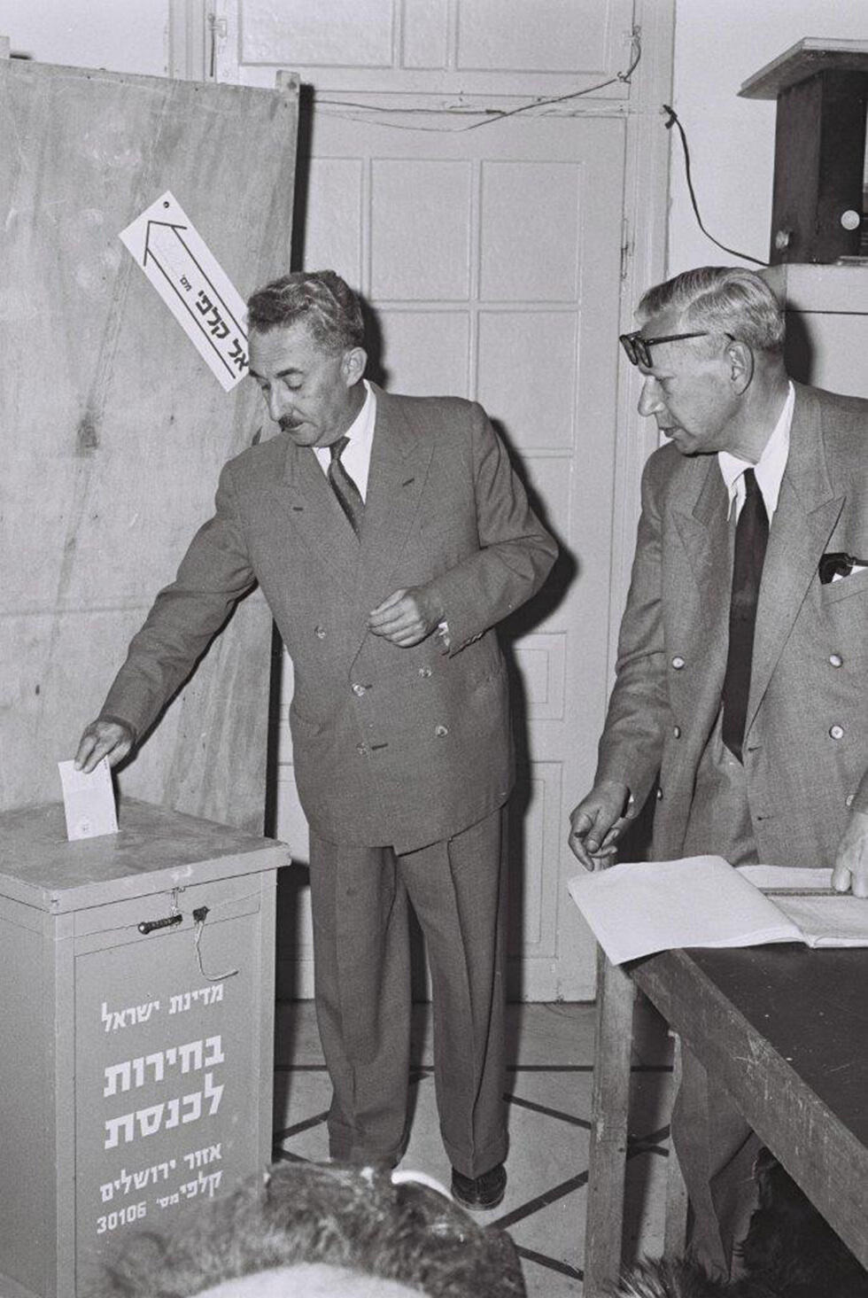 פוליטיקאים מצביעים בעבר