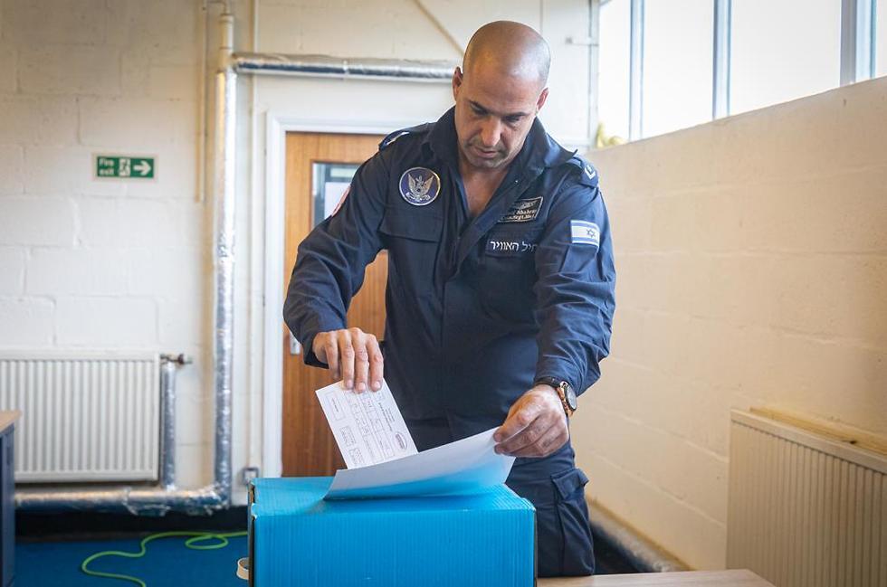 Голосование на базе ВВС в Великобритании. Фото: пресс-служба ЦАХАЛа