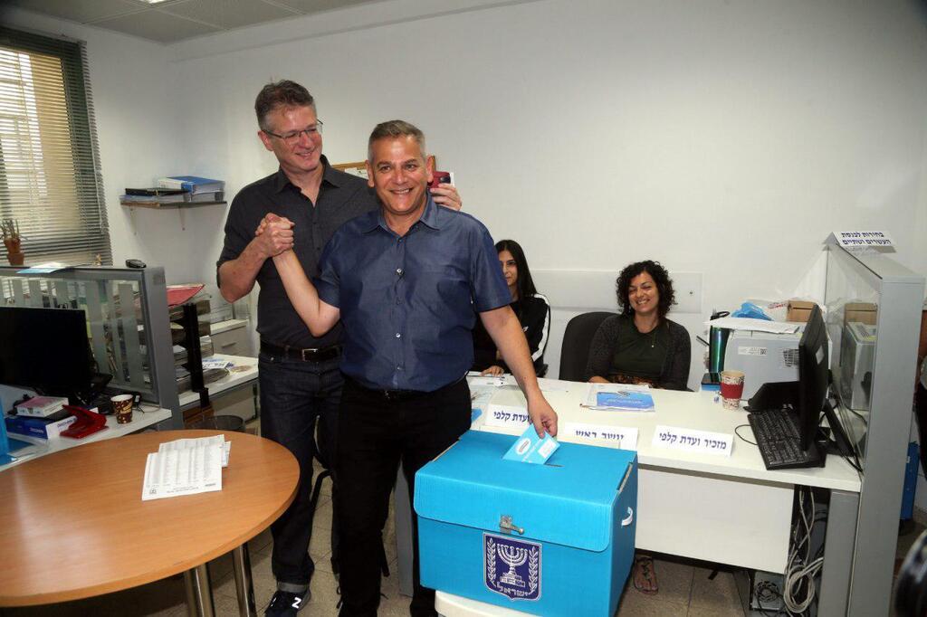 ניצן הורוביץ מצביע קלפי קלפיות בחירות סבב ב' רחוב אנטוקולסקי תל אביב מצביעים קמפיין (צילום: יריב כץ) ניצן הורוביץ מצביע קלפי קלפיות בחירות סבב ב' רחוב אנטוקולסקי תל אביב מצביעים קמפיין