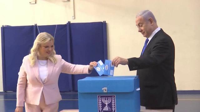 Супруги Нетаниягу на избирательном участке. Фото: Рони Кнафо