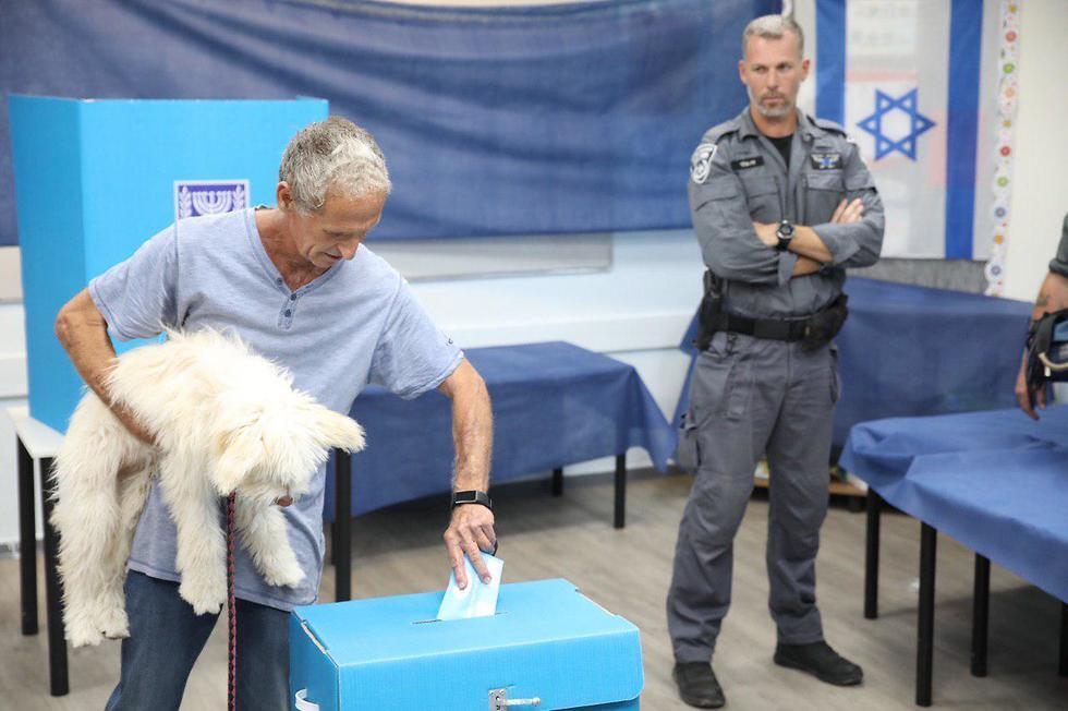 На избирательном участке. Фото: Таль Шахар (צילום: טל שחר) На избирательном участке. Фото: Таль Шахар
