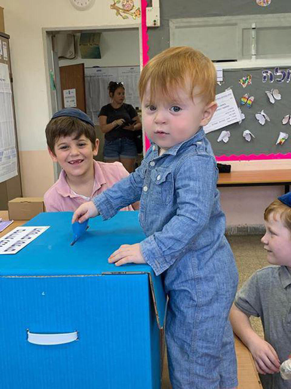 Маленький Лави голосует в Иерусалиме. Фото: Оливия Холидей (צילום: אודליה הולידיי) Маленький Лави голосует в Иерусалиме. Фото: Оливия Холидей