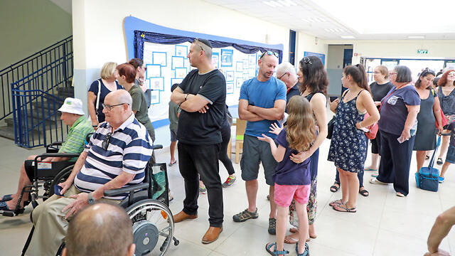 Israelis line up to vote in elections (צילום: דנה קופל) Israelis line up to vote in elections