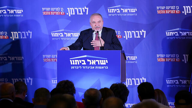 Авигдор Либерман в партийном штабе. Фото: Амит Шааби (צילום: עמית שאבי) Авигдор Либерман в партийном штабе. Фото: Амит Шааби