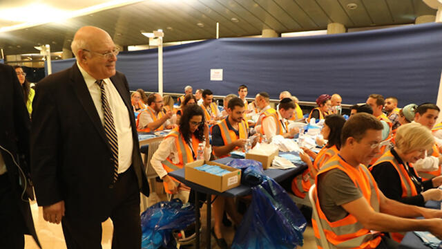 Председатель ЦИК Ханан Мельцер в зале, где подсчитывают голоса в двойных конвертах. Фото: Ицхак Харари (צילם: יצחק הררי) Председатель ЦИК Ханан Мельцер в зале, где подсчитывают голоса в двойных конвертах. Фото: Ицхак Харари