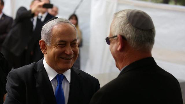 Benny Gantz,and Benjamin Netanyahu talk at a memorial service for Shimon Peres in Jerusalem last week (צילום: אסתי דזיובוב, TPS) Benny Gantz,and Benjamin Netanyahu talk at a memorial service for Shimon Peres in Jerusalem last week
