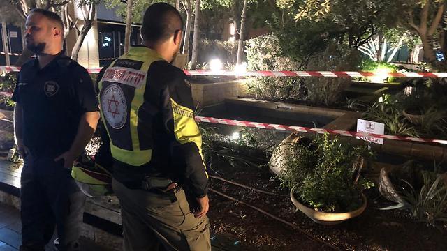 На месте происшествия в Рамат ха-Хаяле. Фото: Исасхар Вайс, МАДА (צילום: יששכר ויס תיעוד מבצעי מד"א) На месте происшествия в Рамат ха-Хаяле. Фото: Исасхар Вайс, МАДА