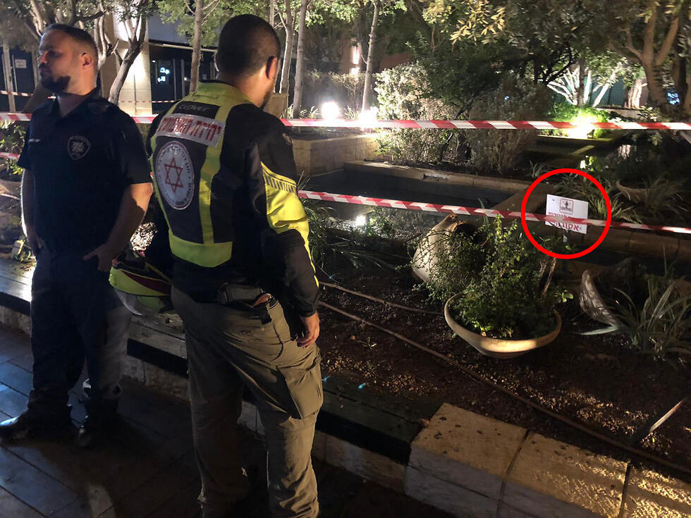 На месте происшествия в Рамат ха-Хаяле. Фото: Исасхар Вайс, МАДА (צילום: יששכר ויס תיעוד מבצעי מד"א) На месте происшествия в Рамат ха-Хаяле. Фото: Исасхар Вайс, МАДА