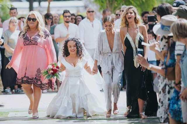 На свадьбе с мамой и сестрами. Фото: личный архив