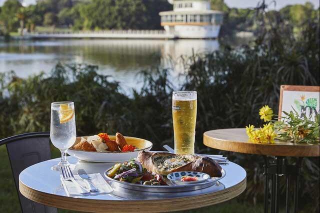 Выпить пива, любуяcь озером. Фото: Афик Габай