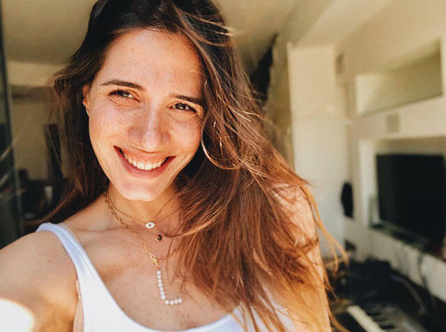 Хен Амсалем с украшением от Зеркал. Фото: Инстаграм