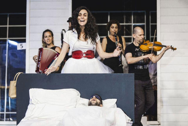 Сцена из спектакля "Холостяки и холостячки". Фото: Исайя Файнберг (Сцена из спектакля "Холостяки и холостячки". Фото: Исайя Файнберг) Сцена из спектакля "Холостяки и холостячки". Фото: Исайя Файнберг