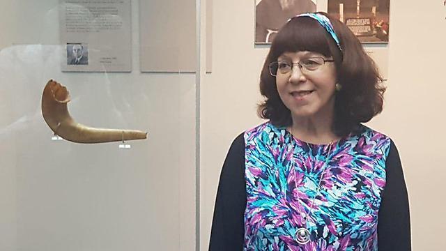 Judith Baumel-Schwartz with the shofar from Auschwitz 