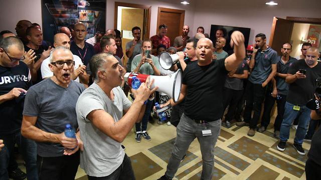 Работники "Селкомa" требуют улучшения трудовых условий. Фото: Яир Саги (צילום: יאיר שגיא) Работники "Селкомa" требуют улучшения трудовых условий. Фото: Яир Саги