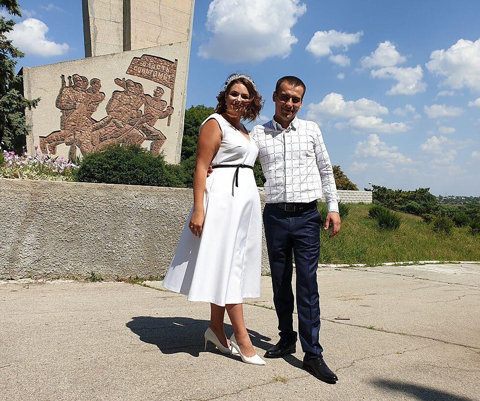 Anastasia and Vitaly pose for wedding photos in Tiraspol (צילום: רומן ינושבסקי, ערוץ 9) Anastasia and Vitaly pose for wedding photos in Tiraspol
