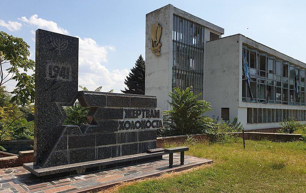 A Holocaust monument a deserted riverside building in Tiraspol (צילום: רומן ינושבסקי, ערוץ 9) A Holocaust monument a deserted riverside building in Tiraspol