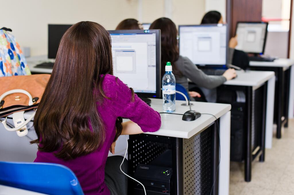 לומדים במרכז האקדמי לב