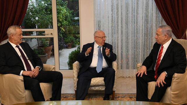 L-R: Benny Gantz, Reuven Rivlin and Benjamin Netanyahu meeting at the president's official residence in Jerusalem on Wednesday (צילום: עמוס בן גרשום/ לע"מ ) L-R: Benny Gantz, Reuven Rivlin and Benjamin Netanyahu meeting at the president's official residence in Jerusalem on Wednesday
