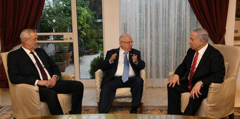 Rivlin (center) alongside premiership hopefuls Gantz (left) and Netanyahu (right)