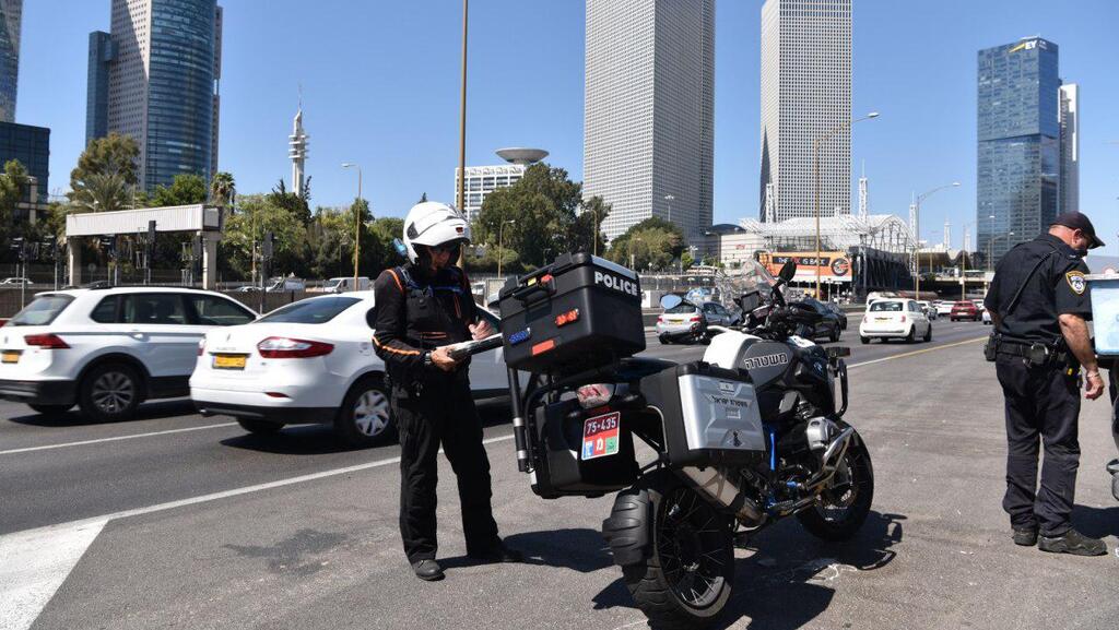 שוטר מחלק דו"ח