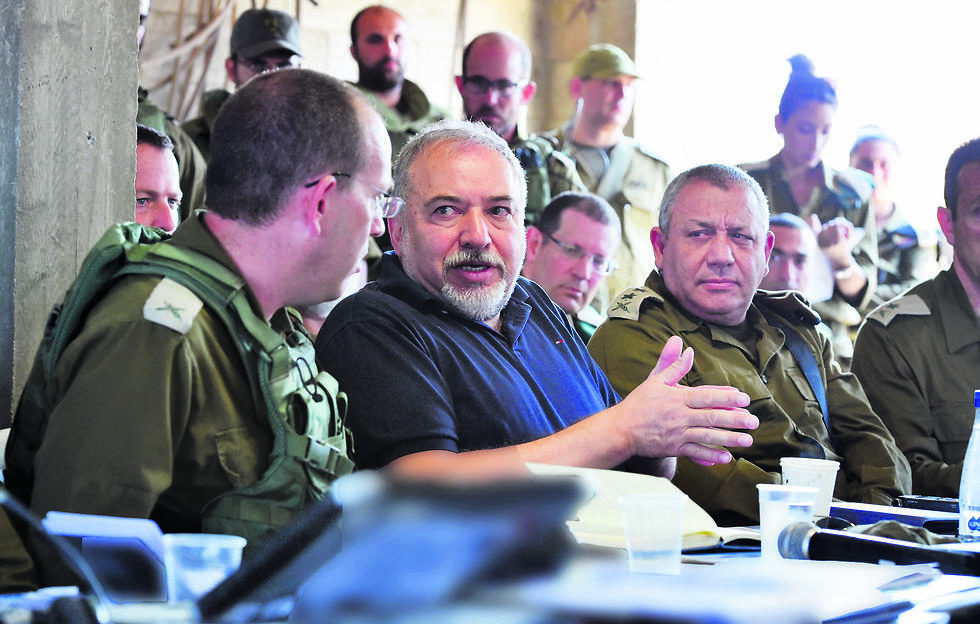 איזנקוט יחד עם אביגדור ליברמן בזמן שהיה שר הביטחון